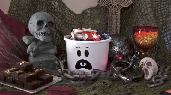 Sterilite-Pail-HalloweenBuffet Sterilite-Pail-HalloweenBuffet